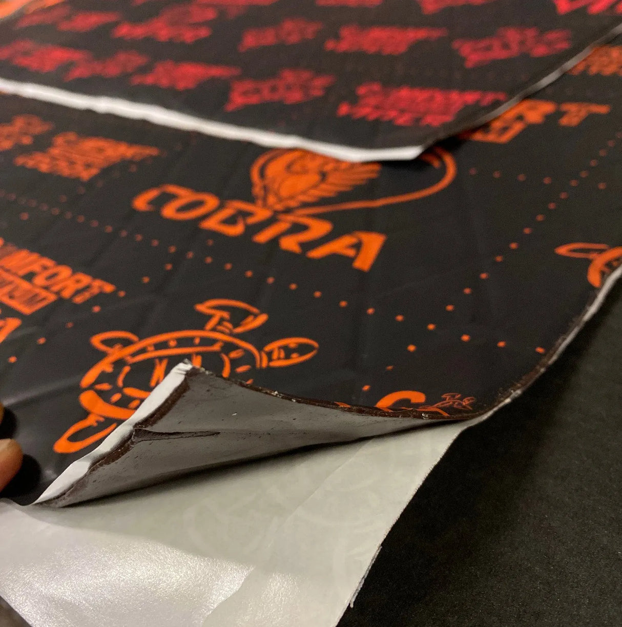 Comfort Mat COBRA, 2.3mm vibro izoliacija (0.5x0.7m) - Vibroizoliacijos lakštas su logotipais