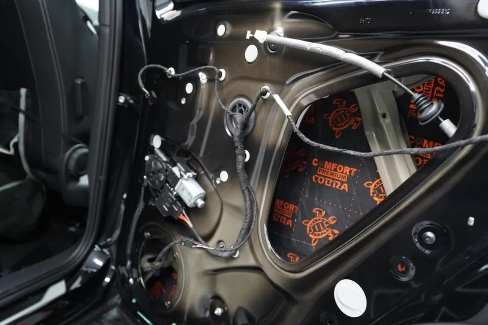 Comfort Mat COBRA, 2.3mm vibro izoliacija (0.5x0.7m) - vidinė automobilio durų pusė su izoliacija