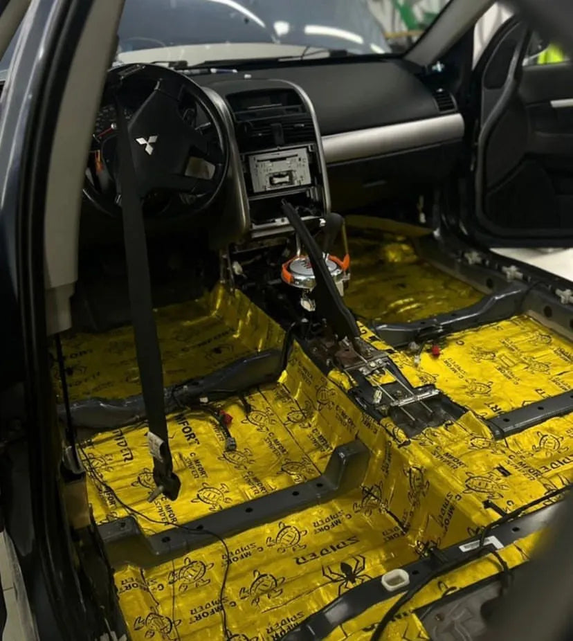 Comfort Mat SPIDER, 3.5mm vibro izoliacija (0.5x0.7m) - Automobilio salonas su geltona vibroizoliacija