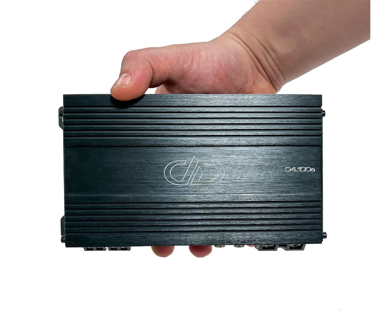 DD Audio D1100 - šoninis vaizdas su jungtimis ir logotipu