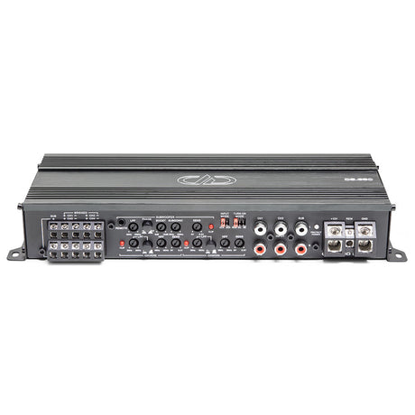 DD Audio D5.350 - galinė panelė su daugybe jungčių ir reguliatorių
