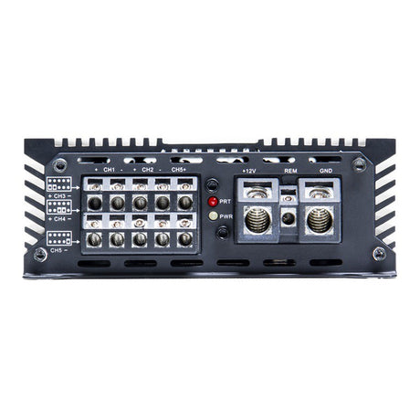 DD Audio D5.500 - galinė panelė su daugybe jungčių ir indikatoriais