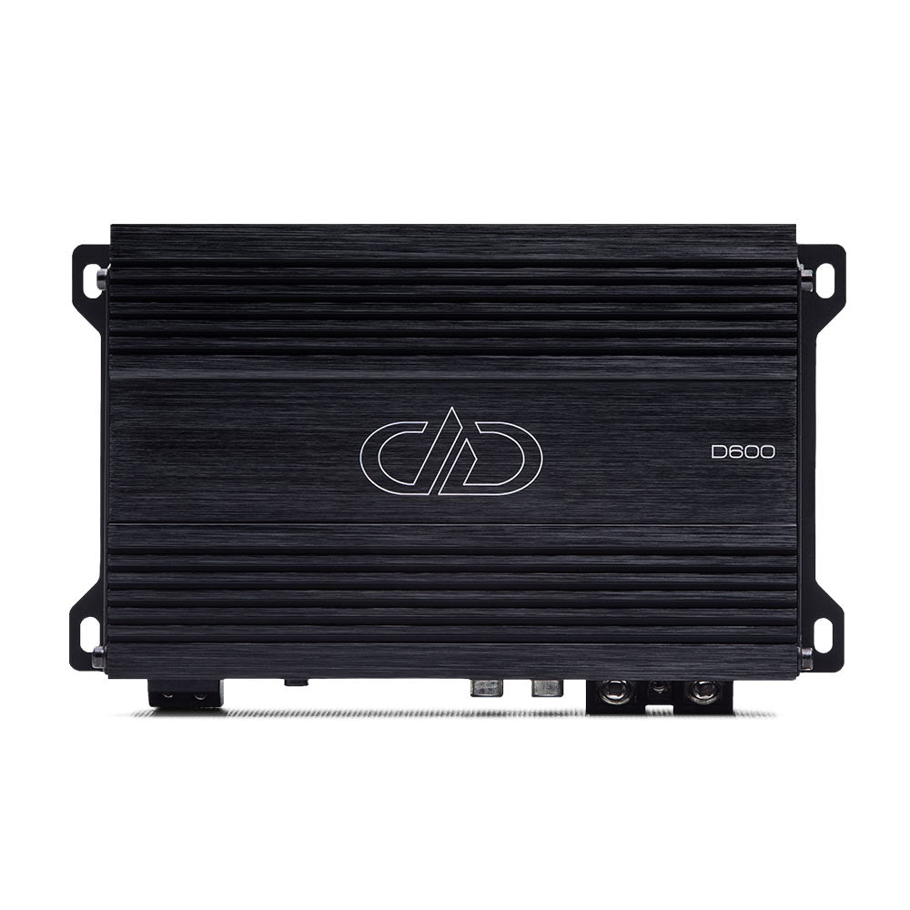 DD Audio D600 - galinė panelė su jungtimis ir logotipu