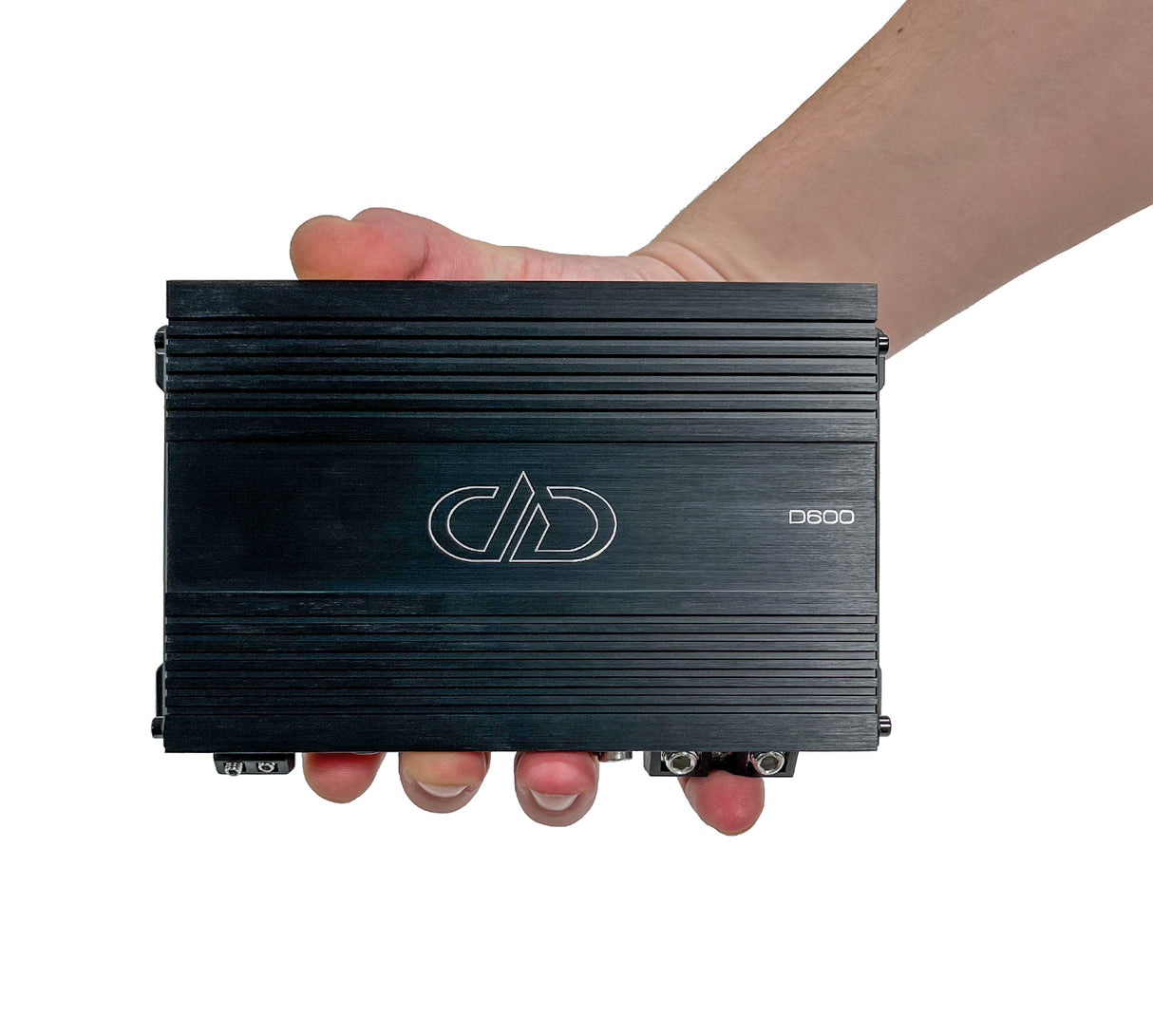 DD Audio D600 - šoninis vaizdas su jungtimis ir logotipu
