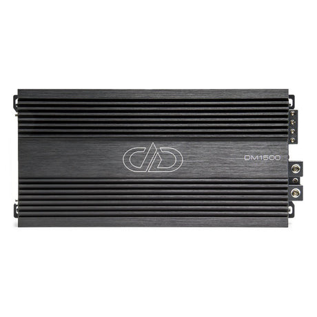 DD Audio DM1500 - šoninis vaizdas su jungtimis ir logotipu
