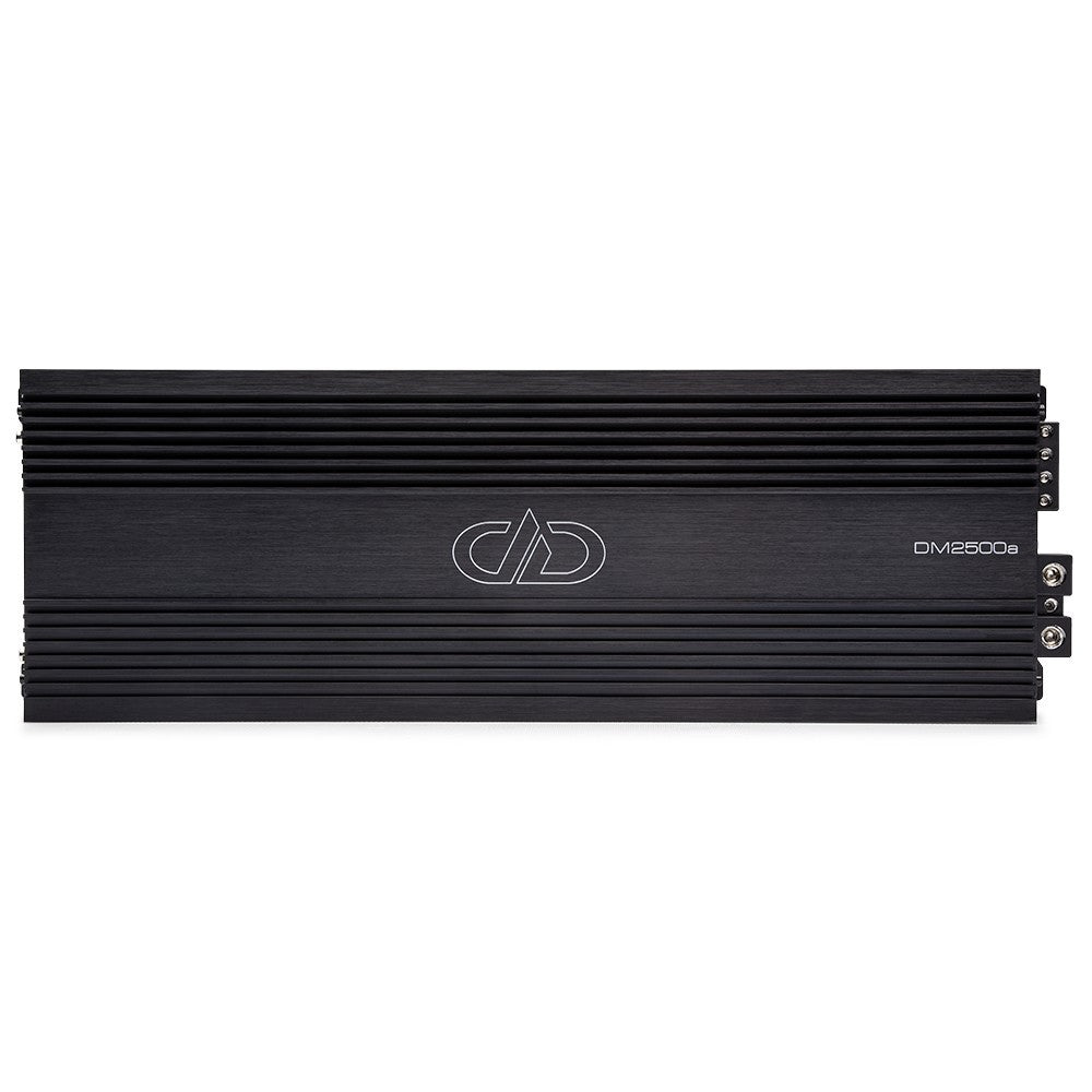 DD Audio DM2500a - šoninis vaizdas su jungtimis ir logotipu
