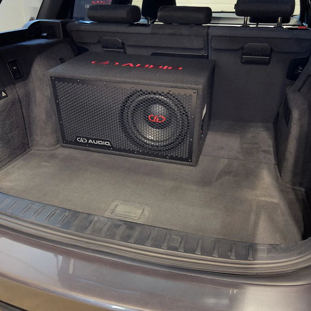 DD Audio LE-210.1a - 1Ohm - Garsiakalbis su apsaugine grotelėmis bagažinėje