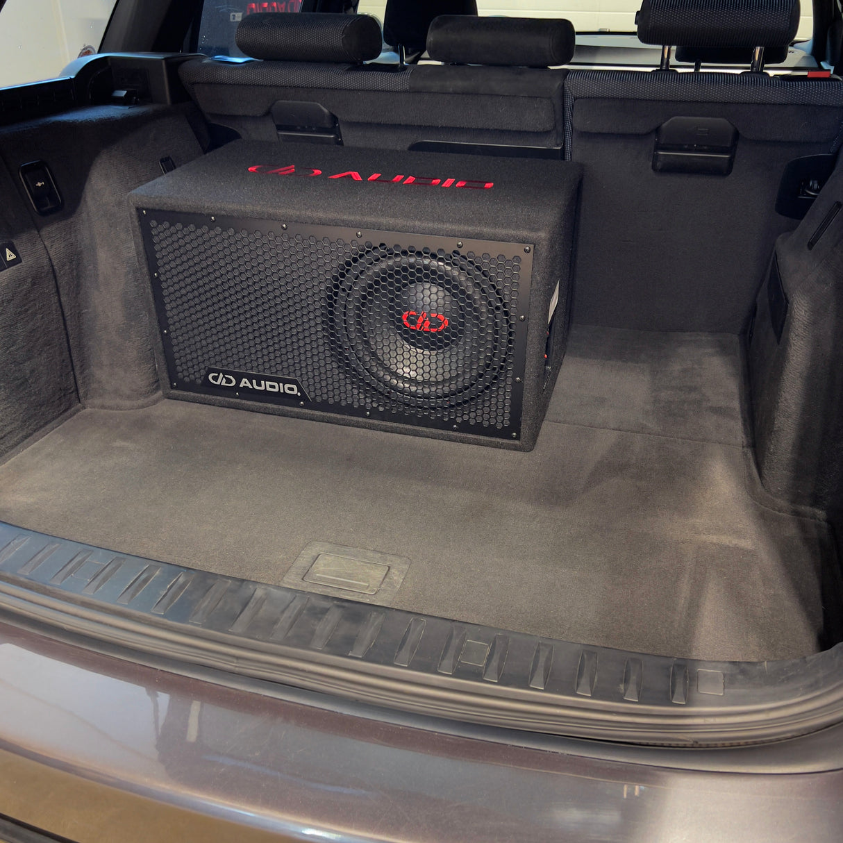 DD Audio LE-510.1 - 1Ohm - garsiakalbis su apsaugine grotelėmis bagažinėje