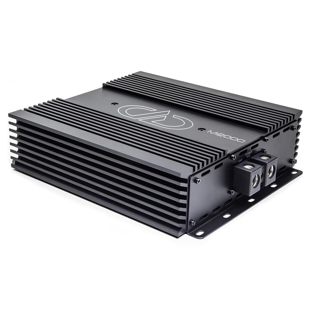 DD Audio M2000 - galinė panelė su jungtimis ir logotipu