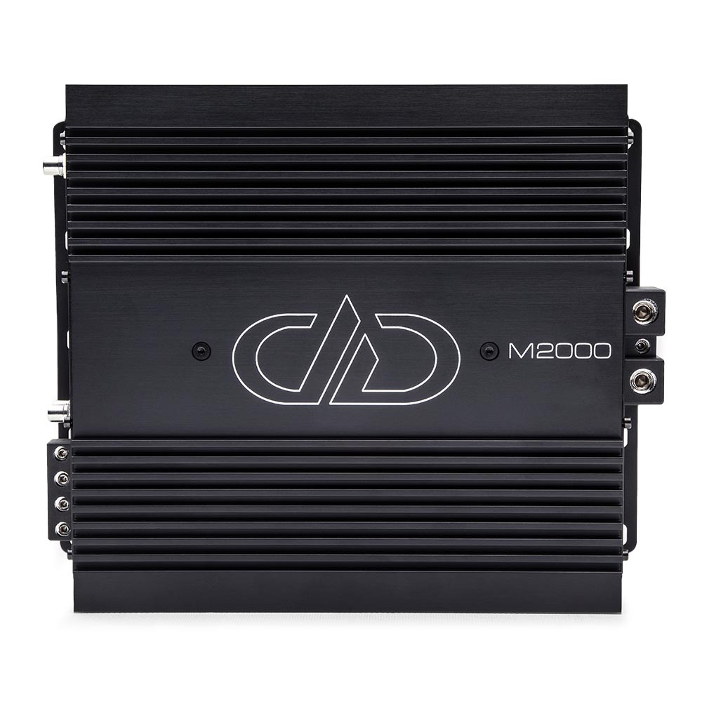 DD Audio M2000 - šoninis vaizdas su jungtimis ir logotipu