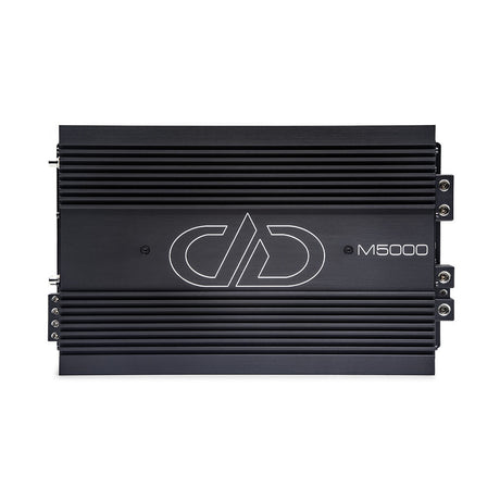 DD Audio M5000 - Šoninis vaizdas su jungtimis ir logotipu
