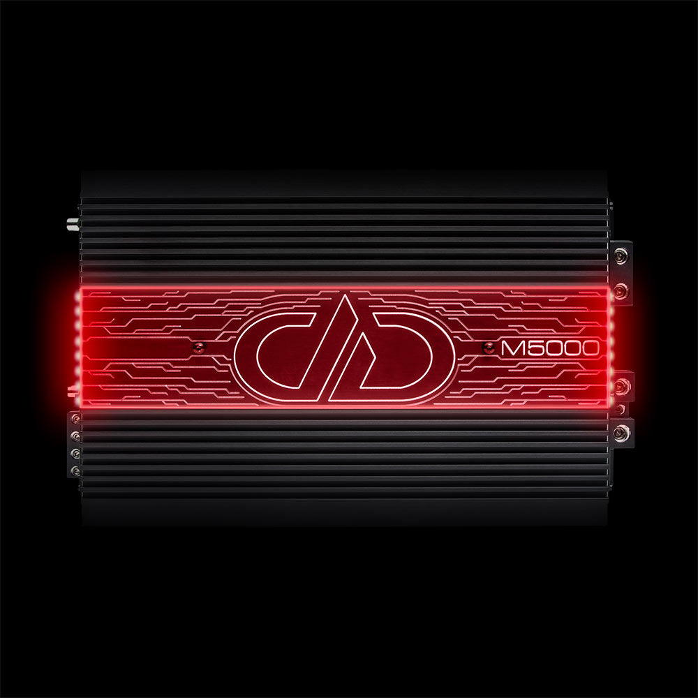 DD Audio M5000 - Šviečiantis raudonas logotipas ir modelis