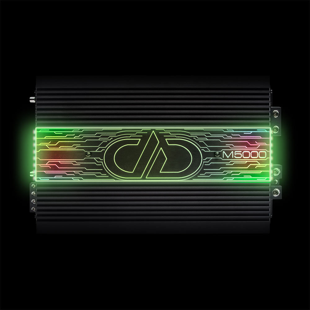 DD Audio M5000 - šviečiantis logotipas ir modelio pavadinimas