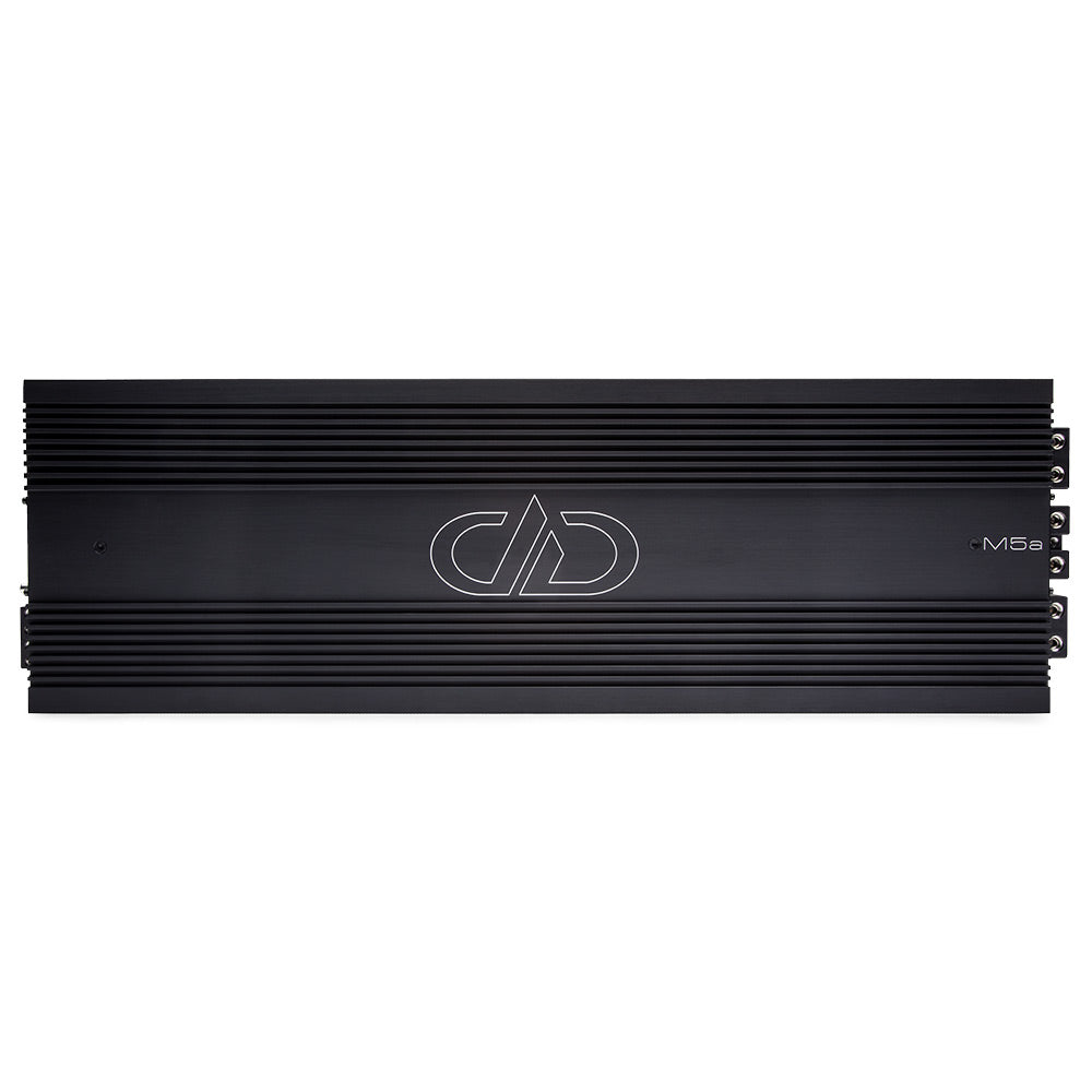 DD Audio M5a - šoninis vaizdas su jungtimis ir logotipu