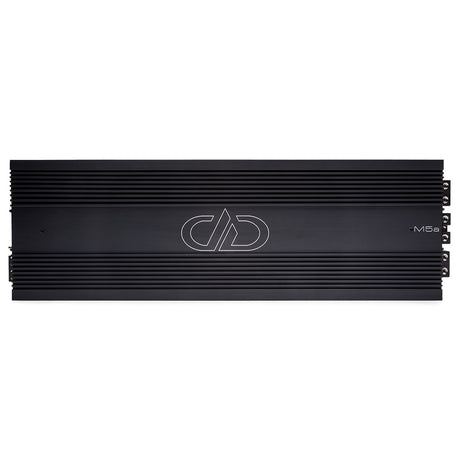 DD Audio M5a - šoninis vaizdas su jungtimis ir logotipu