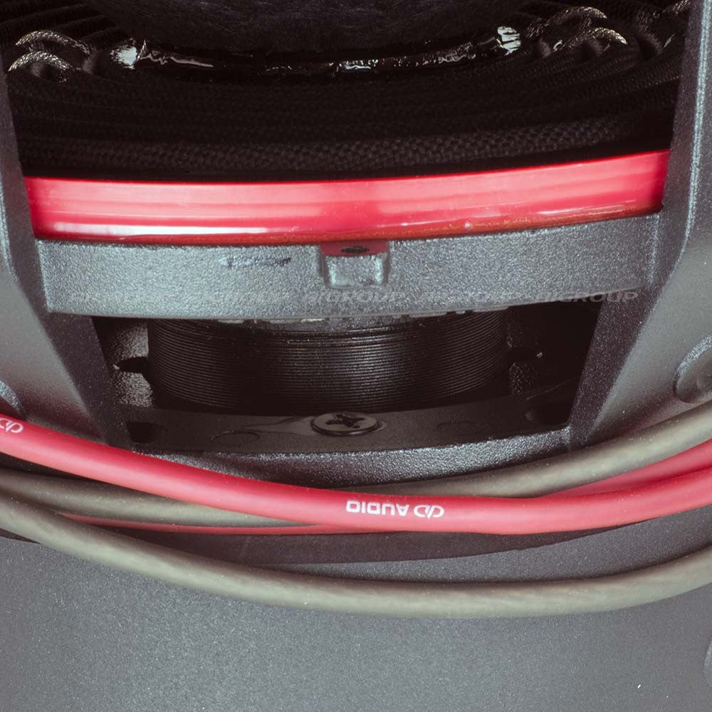 DD Audio Redline 610e D4 - raudoni ir pilki laidai su užrašais