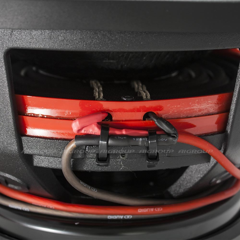 DD Audio Redline 812d D1 - Raudonos jungtys ir laidai iš arti