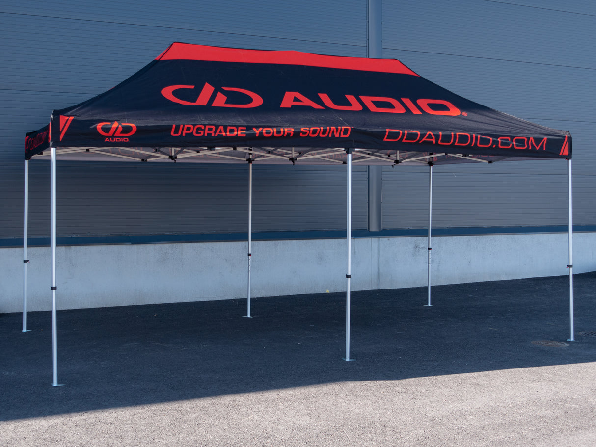 DD Audio Tradeshow-Tent 10″X20″ - Šoninis vaizdas su logotipais ir užrašu