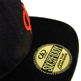 DD Snapback - Geltonas lipdukas su užrašais ant kepurės