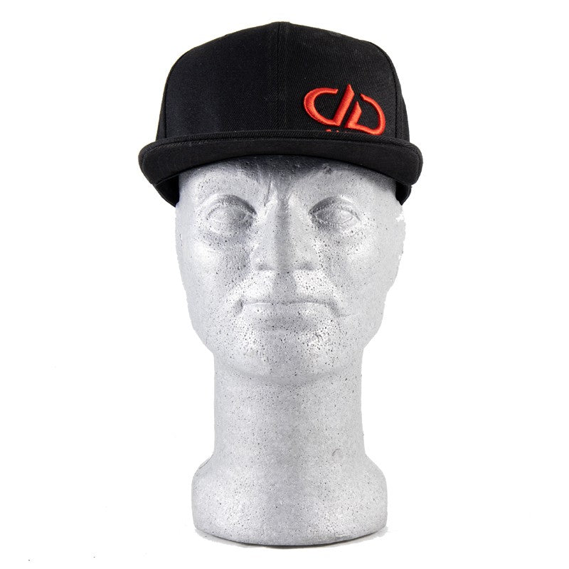 DD Snapback - Juodas snapback su raudonu logotipu