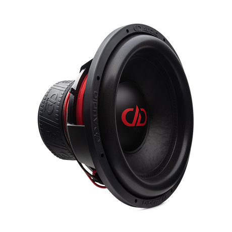 DD audio 718f-D2 - Šoninis vaizdas su raudonais laidais ir logotipu