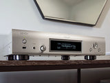 Denon DNP-2000NE, High-res tinklo grotuvas su Ultra AL32, HDMI ARC - Ekranas rodo dainos pavadinimą