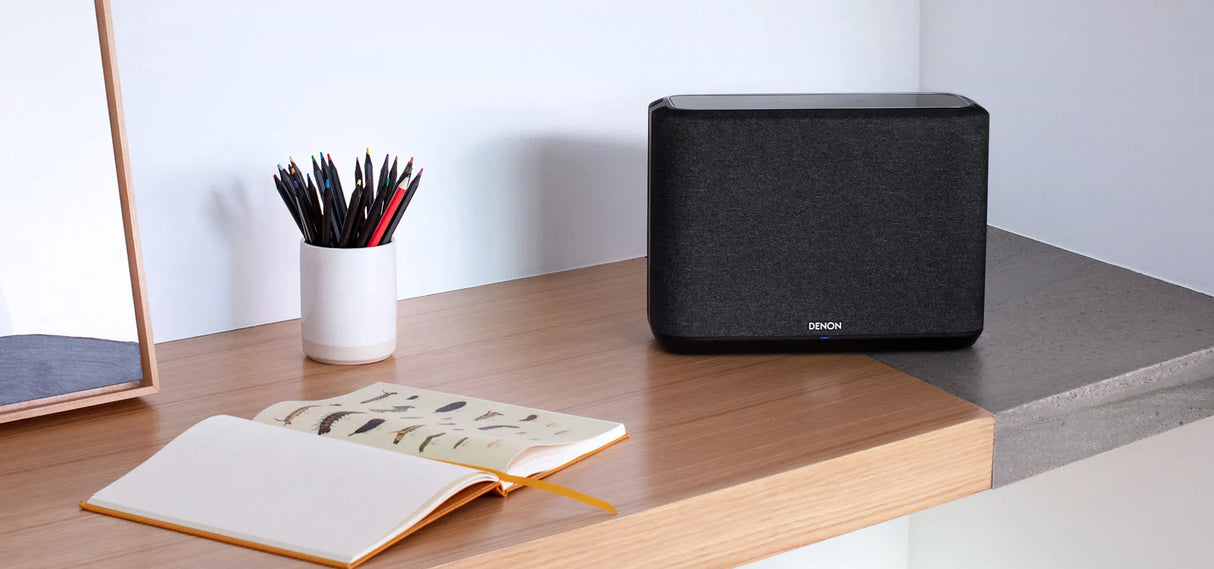 Denon Home 250, belaidė išmani garso kolonėlė, Apple AirPlay, HEOS, Spotify - Dešinysis kampas su logotipu ir indikatoriumi