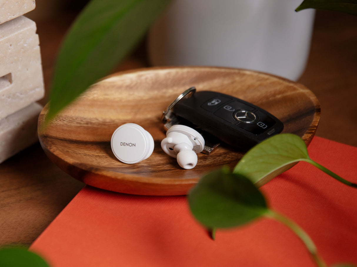 Denon PerL Pro, belaidės ausinės su triukšmo slopinimu ir aptX Lossless - ausinės ir automobilio rakteliai lėkštėje