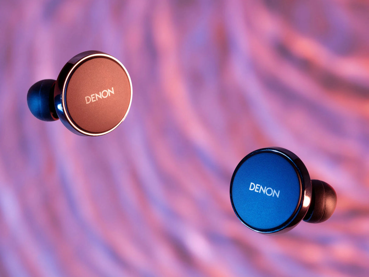 Denon PerL Pro, belaidės ausinės su triukšmo slopinimu ir aptX Lossless - Dvi skirtingų spalvų ausinės su Denon logotipu