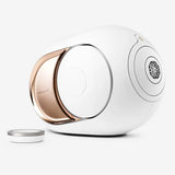 Devialet Phantom I 108 dB, High-End belaidė garso kolonėlė - Apvalus pultelis šalia kolonėlės