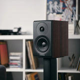 Dynaudio Emit 10, lentyninės garso kolonėlės - Smulkus Dynaudio logotipas priekyje