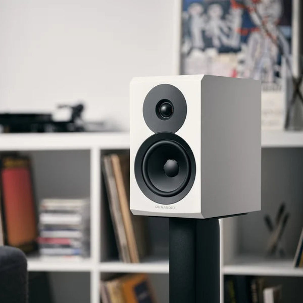 Dynaudio Emit 10, lentyninės garso kolonėlės - Šoninis vaizdas su garsiakalbiu ant stovo
