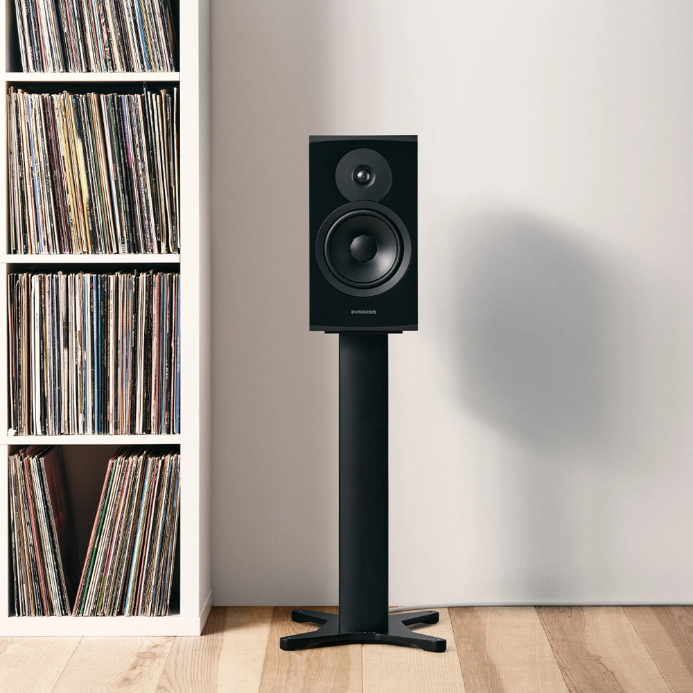 Dynaudio Emit 20, lentyninės garso kolonėlės - garsiakalbis ant juodo stovo