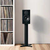 Dynaudio Emit 20, lentyninės garso kolonėlės - garsiakalbis ant juodo stovo