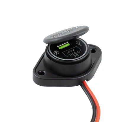 FOUR Connect 4-600163 12/24V maitinimo lizdas - atidarytas dangtelis su USB-C jungtimi