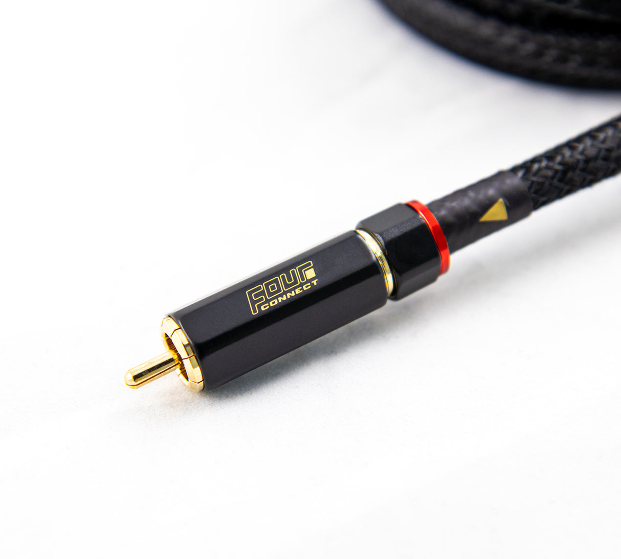 FOUR Connect SOLO 1,5m RCA kabelis - detalus RCA jungties vaizdas su logotipu