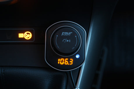 FOUR Mobile 4-FMTBT2 FM siųstuvas Bluetooth V4.2 - skaitmeninis ekranas su dažniu ir mygtukai