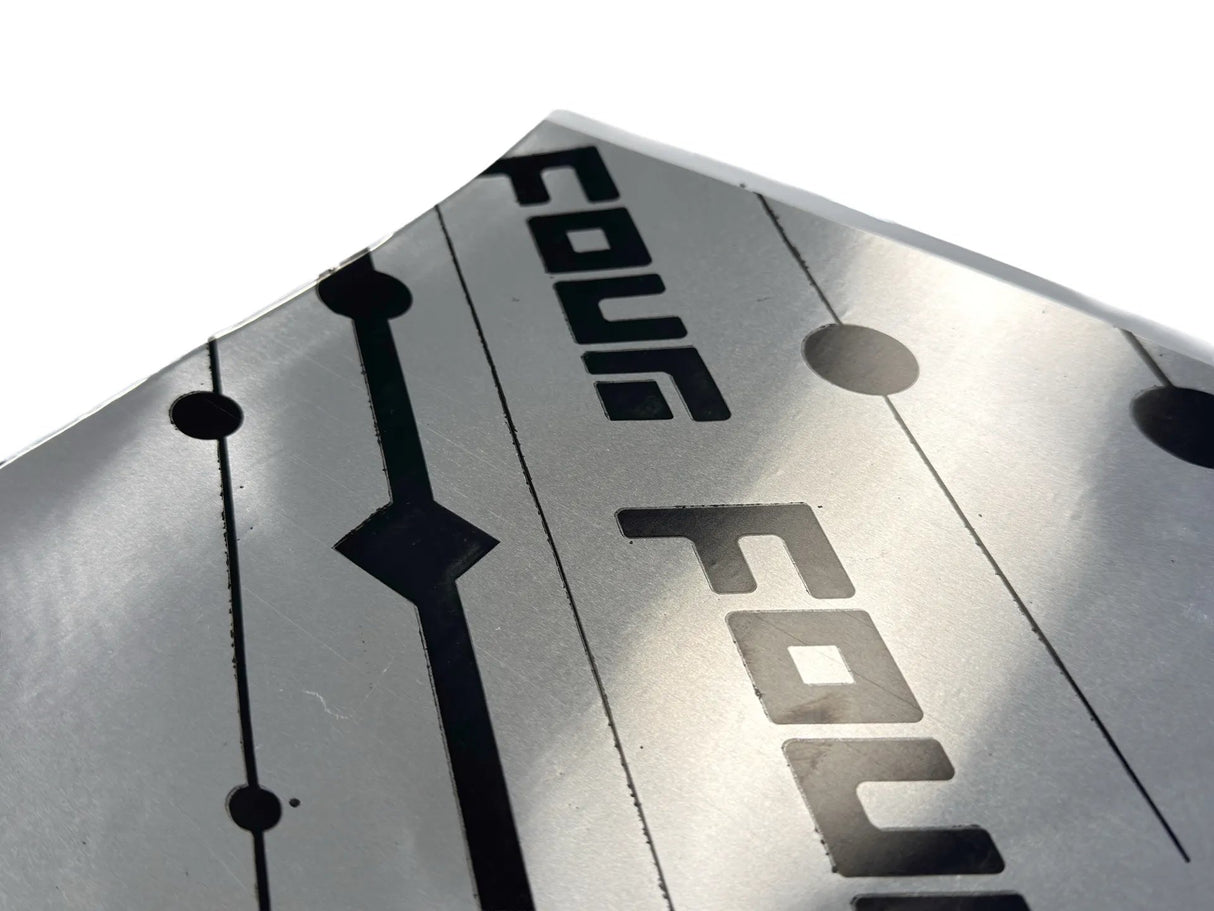FOUR S2-BaseFoil 500*370 - Metalinė plokštė su logotipu ir linijomis