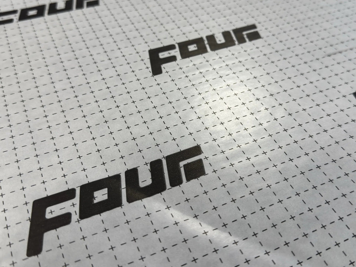 FOUR S2-TopFlex 25 MM 500*370 - Paviršius su logotipais ir tinkleliu