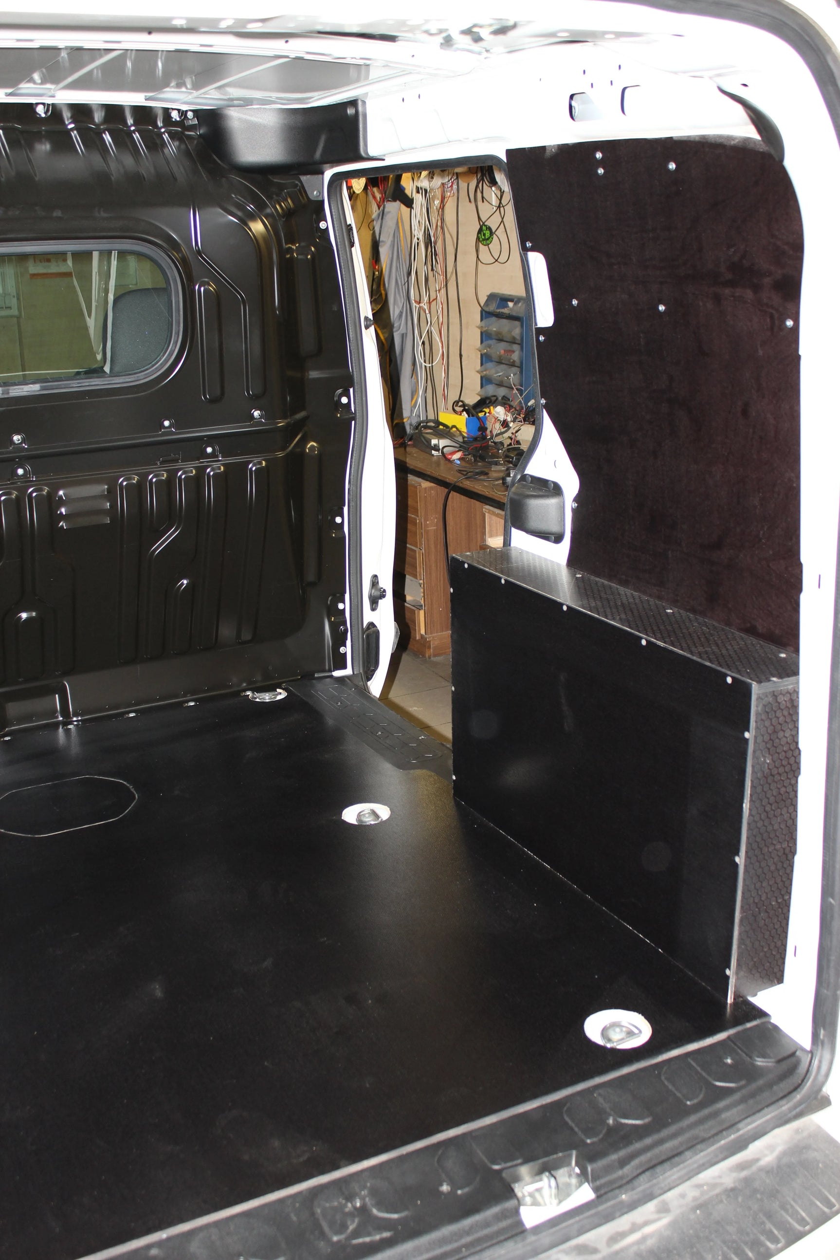 Fiat Diablo krovininės dalies išklojimas medžiu