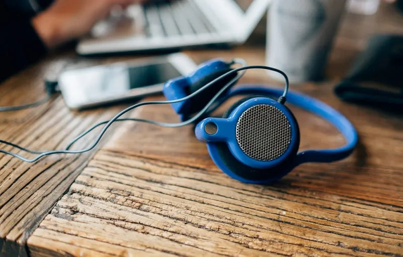 Grado eGrado, On-Ear tipo ausinės - Mėlynos ausinės su viela ant medinio stalo