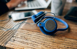 Grado eGrado, On-Ear tipo ausinės - Mėlynos ausinės su viela ant medinio stalo