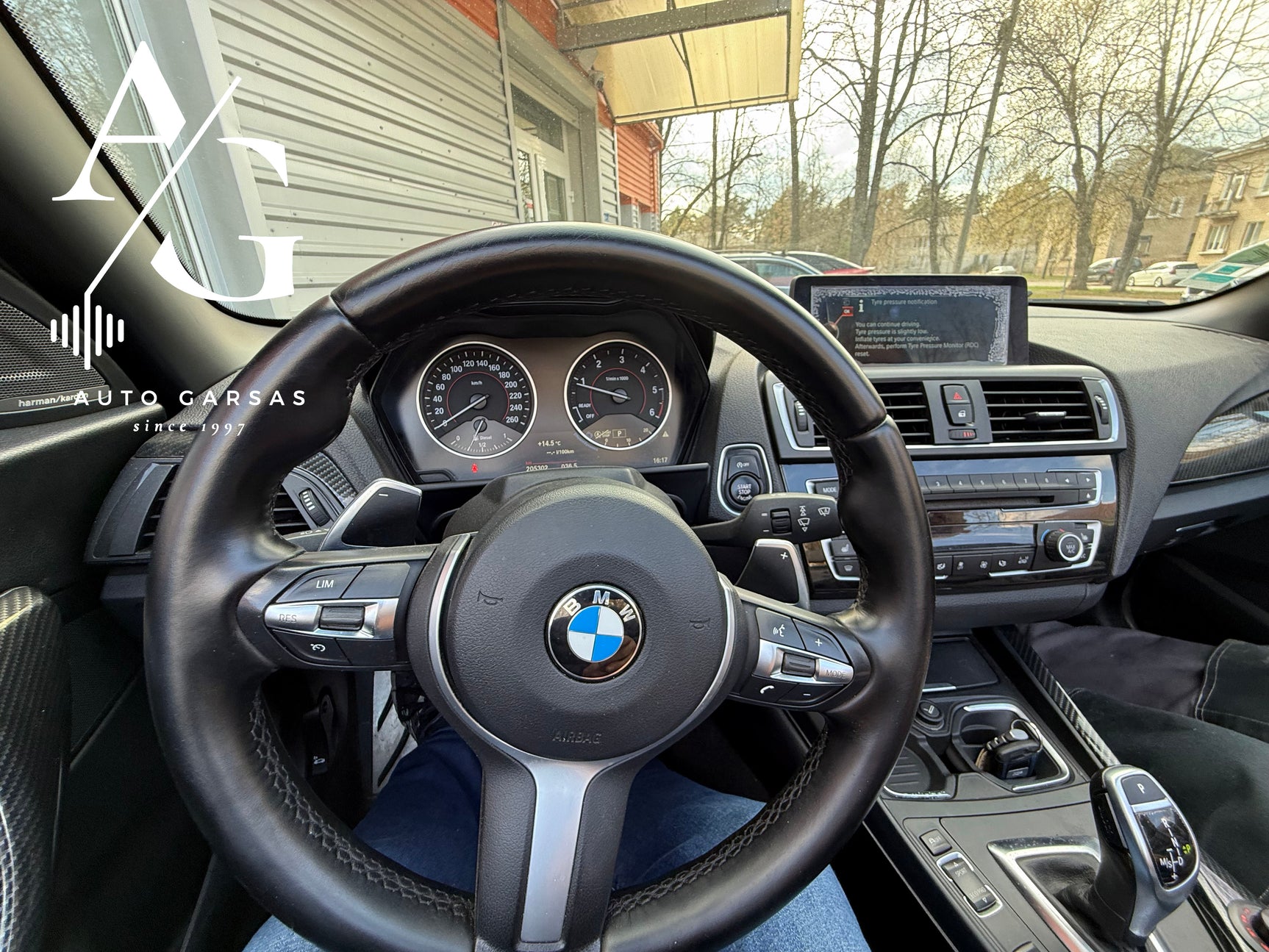 BMW 2 kabrioletas, garso aparatūra - Vairas ir prietaisų skydelis iš vidaus