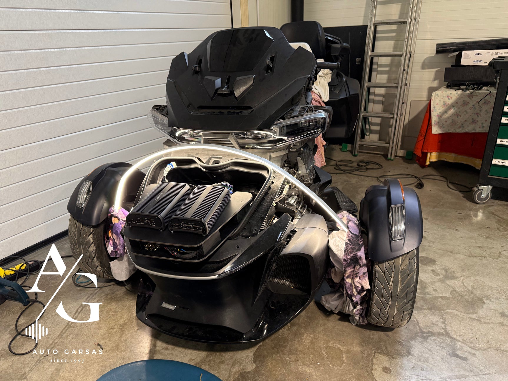 CANAM SPYDER (2020m), garso aparatūros projektas motociklui - du stiprintuvai motociklo priekyje