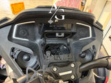 CANAM SPYDER (2020m), garso aparatūros projektas motociklui - Atidarytas dangtelis su USB jungtimis ir garsiakalbiai