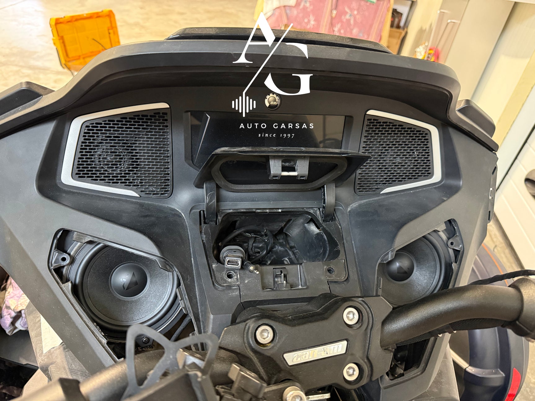 CANAM SPYDER (2020m), garso aparatūros projektas motociklui - Atidarytas dangtelis su USB jungtimis ir garsiakalbiai