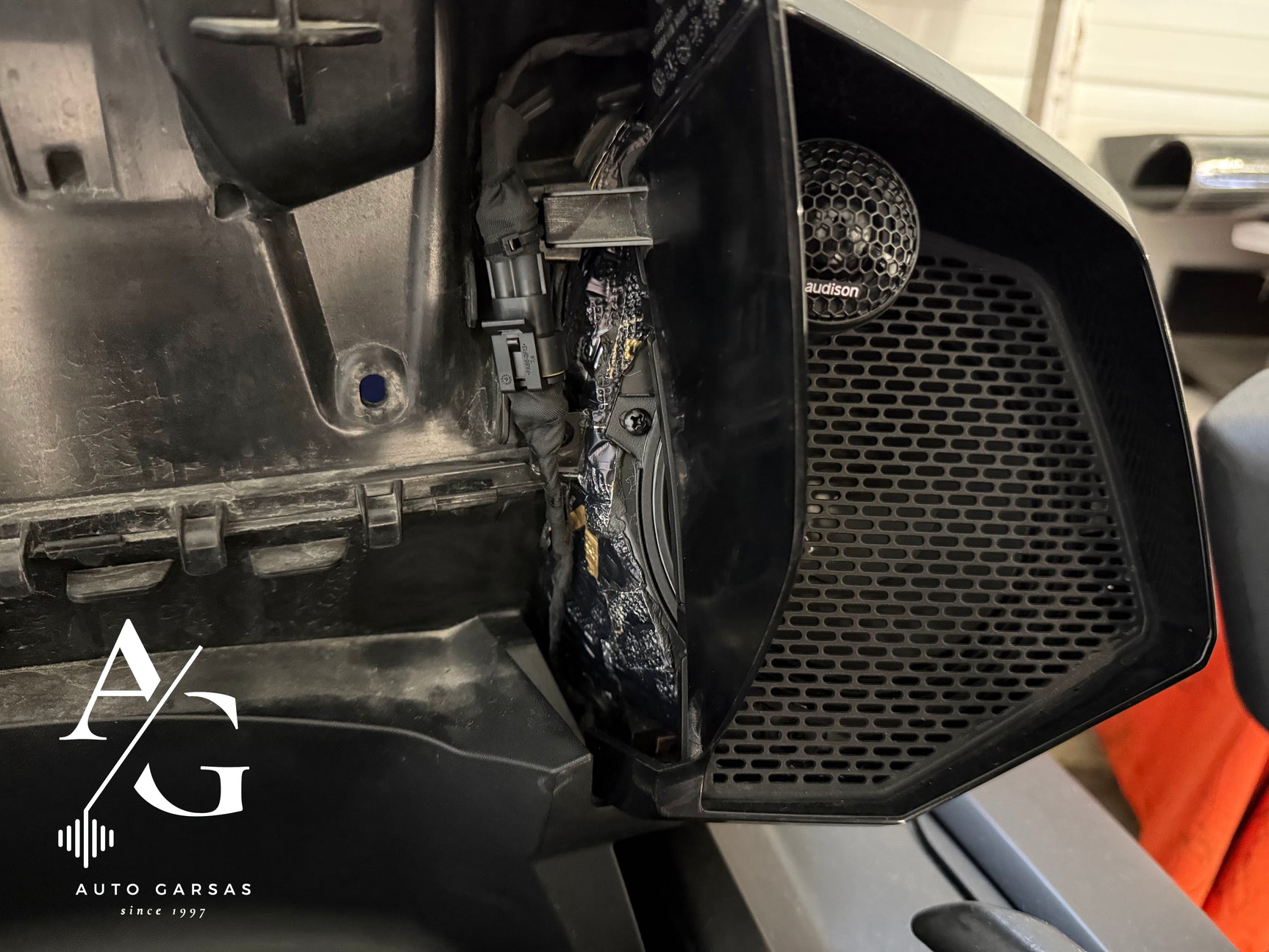 CANAM SPYDER (2020m), garso aparatūros projektas motociklui - garsiakalbis su "audison" ženklu