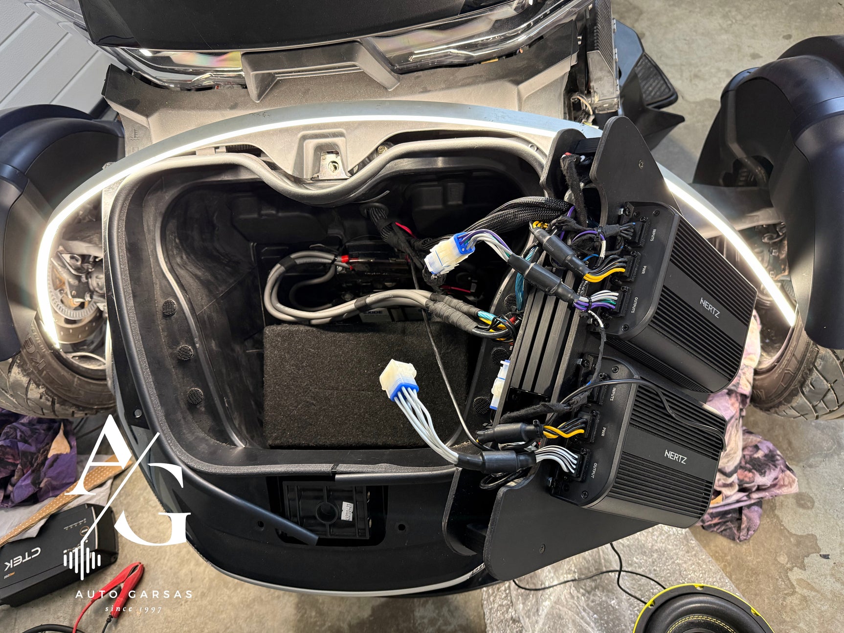 CANAM SPYDER (2020m), garso aparatūros projektas motociklui - Stiprintuvų jungčių panelė su laidais