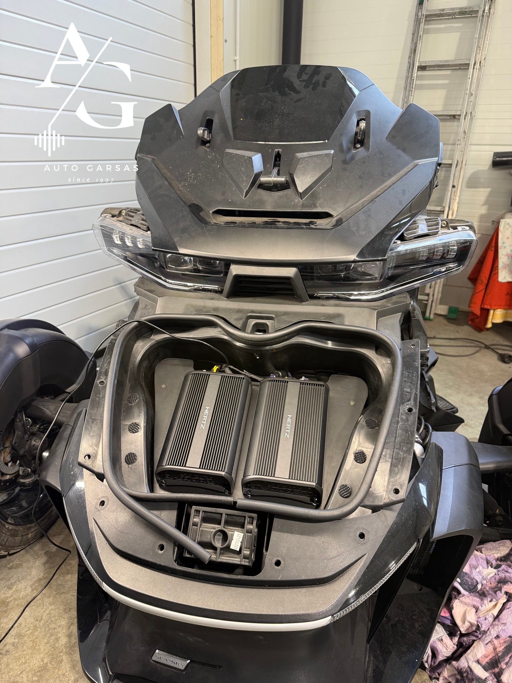 CANAM SPYDER (2020m), garso aparatūros projektas motociklui - du stiprintuvai "Nertz" bagažinėje