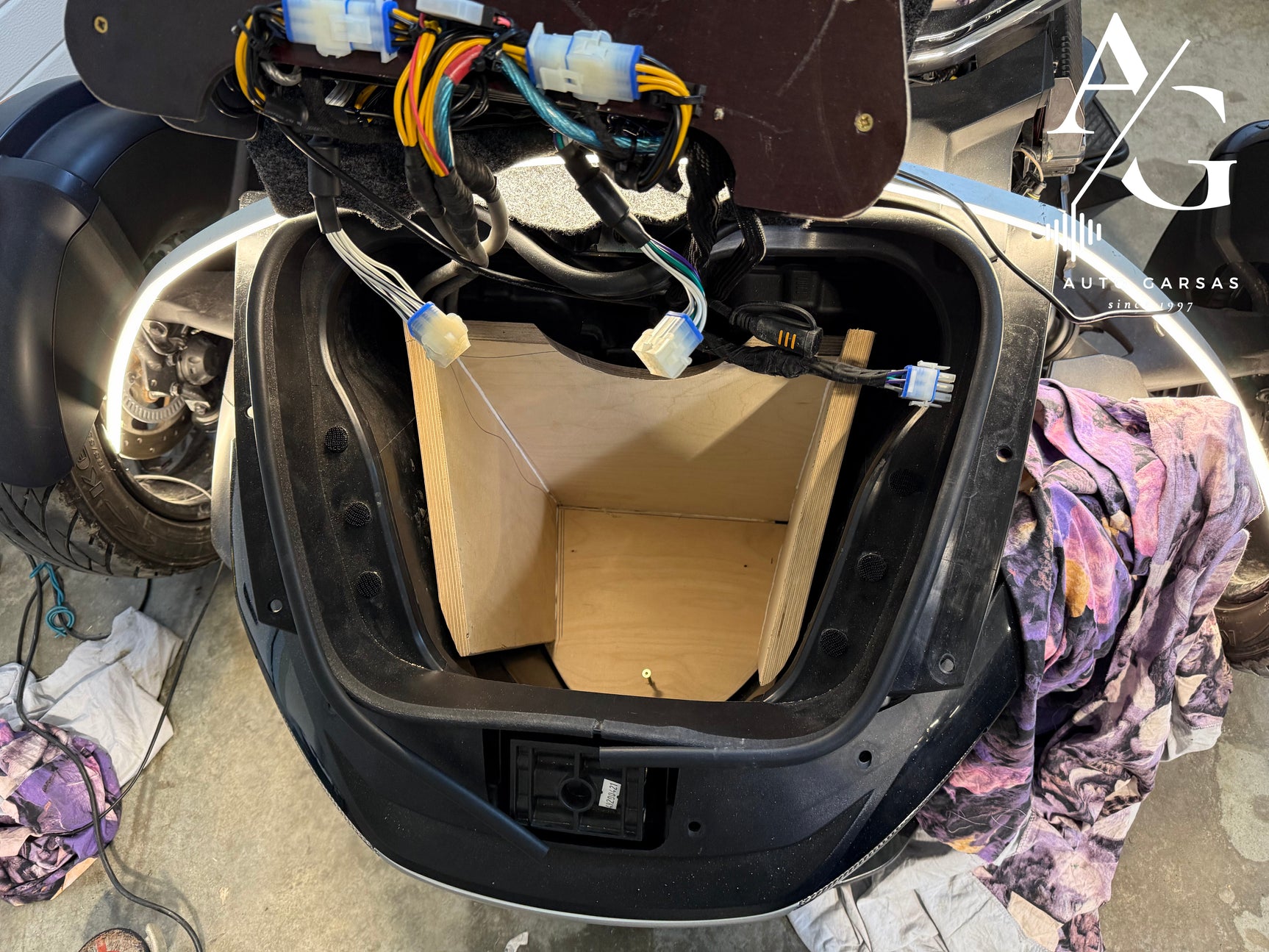 CANAM SPYDER (2020m), garso aparatūros projektas motociklui - medinės dėžės instaliacija su laidais
